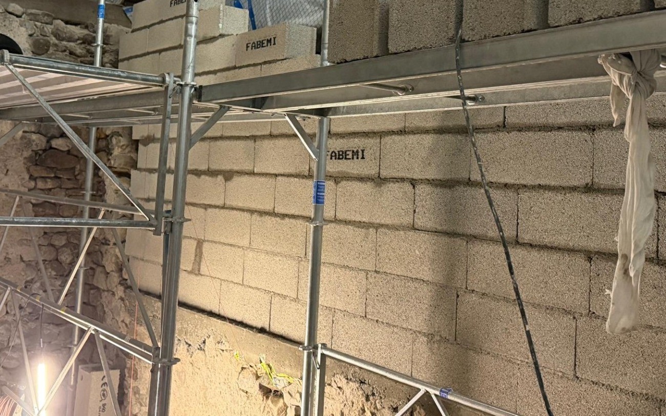 Mur en blocs de béton en cours de montage sur un chantier de maçonnerie